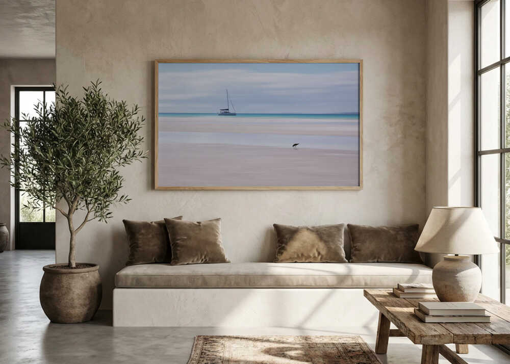 Strand och segelbåt