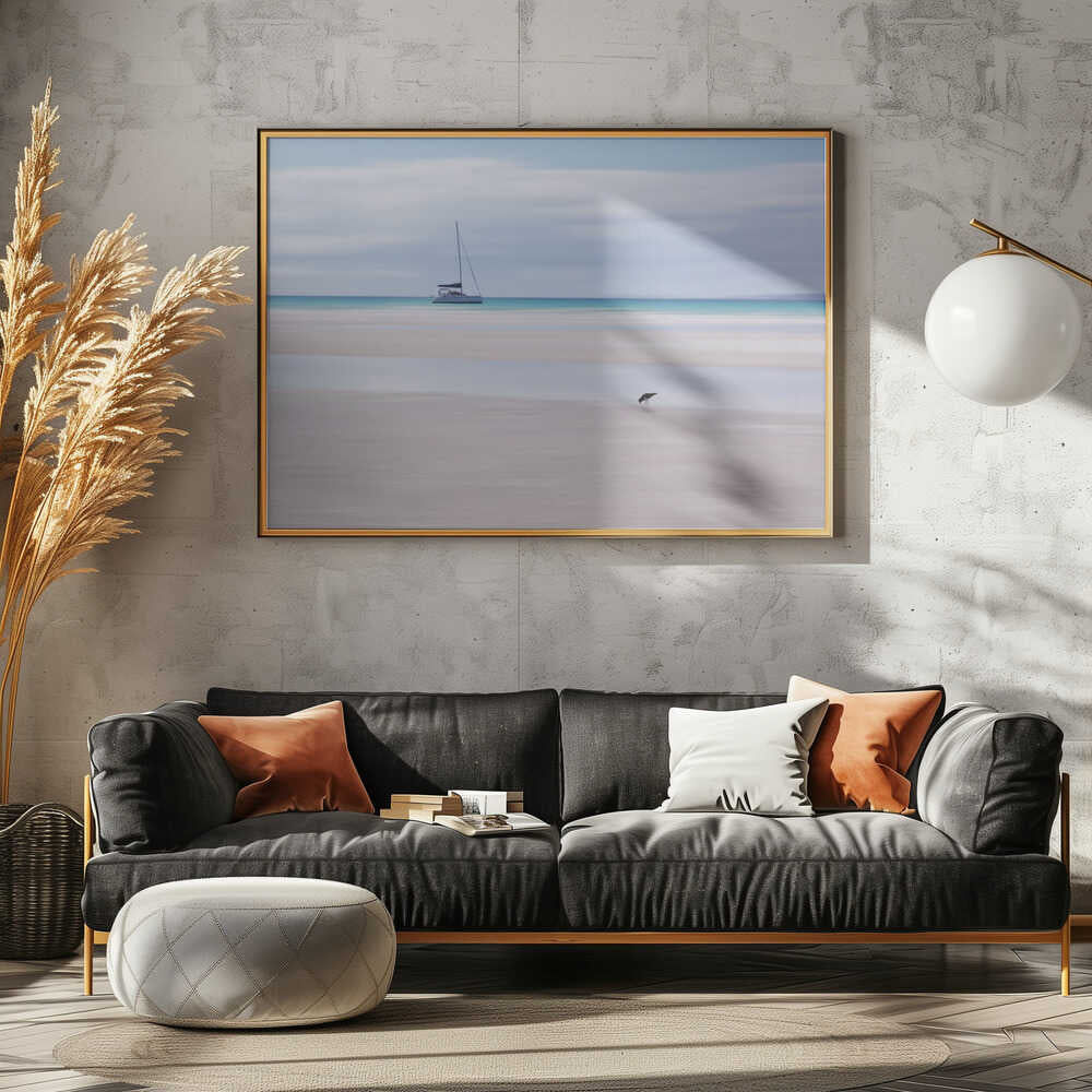 Strand och segelbåt