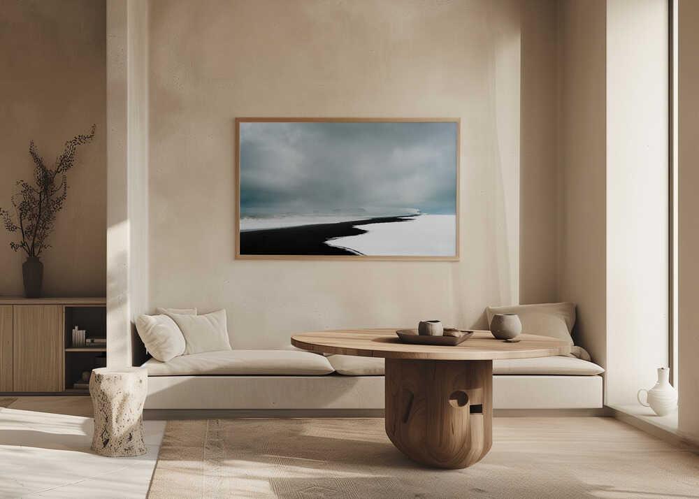 Svart strand på vintern