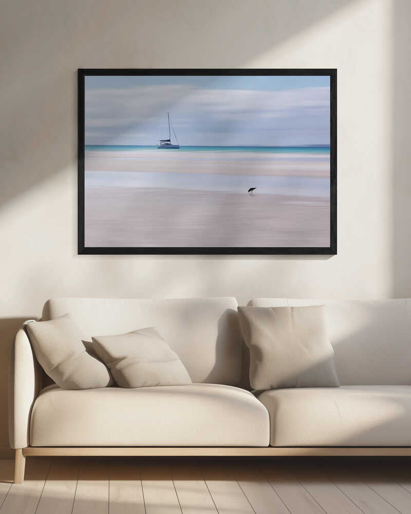 Strand och segelbåt